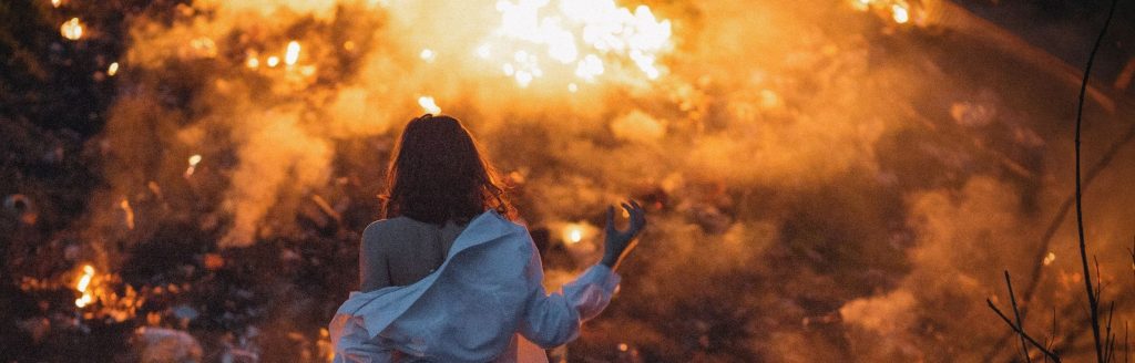 L'Amour de Soi en lien avec le Feu Sacré : jeune femme devant un brasier